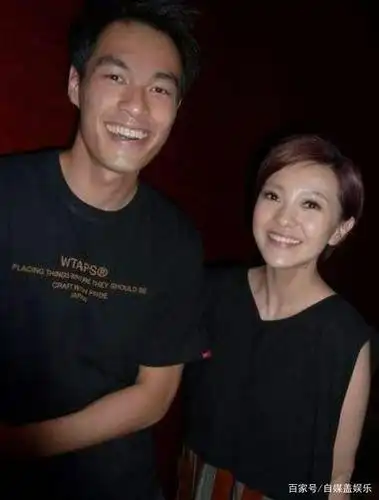 35岁郭采洁新恋情曝光!与伊德尔同出家门,搭肩搂腰,举止亲密