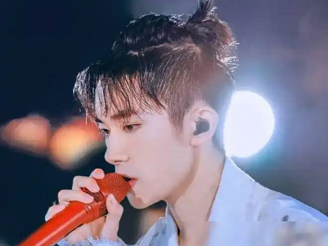 易烊千玺发型脏辫看起来阳光锡纸烫看起来乖巧但都输给了它