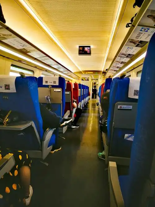 题目 :  《坐高铁昆明至成都》                       时间 :  2019