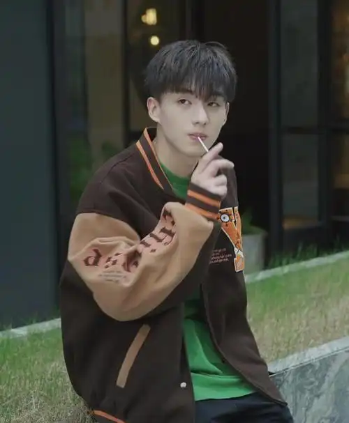 校草级乖乖少年,神仙级的颜值,暖暖的形象,妥妥的小说男主长相