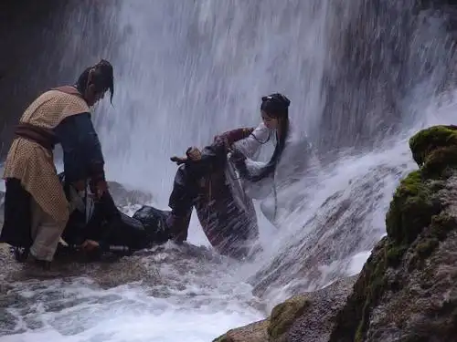 刘亦菲一月份在九寨沟跳冰水,那得多冷啊