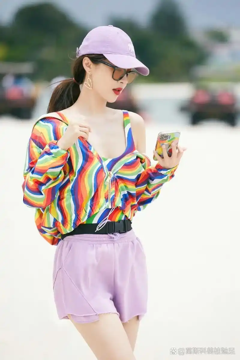 咖菲店营业中# #无处安放的脚丫子# #李菲儿美照#  李菲儿的综艺节目