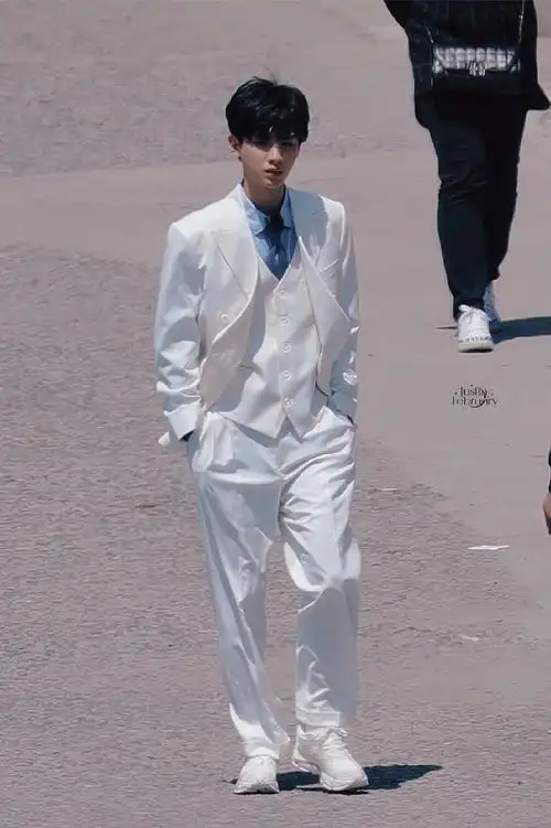 黄明昊 今天极限挑战 白西装路透