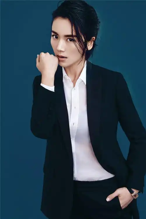 简介:曹曦文短发优雅干练西服套装写真图片,分享一组曹曦文图片给大家