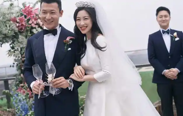 朱珠晒研究生毕业照,老公女儿飞往法国拍全家福,父母也到场见证|演员