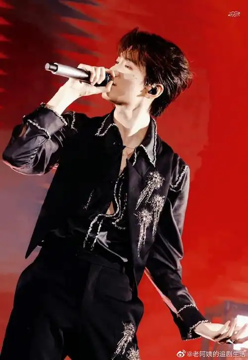 周柯宇演唱会衣服跳开扣了##周柯宇演唱会害羞捂脸