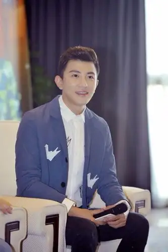 大左拿播音主持证自拍 网友回顾其主持历程