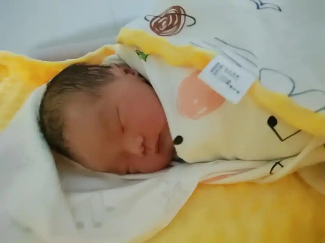 真是不敢相信我竟然生了一个人在肚子里的时候希望你白皮肤大眼睛高