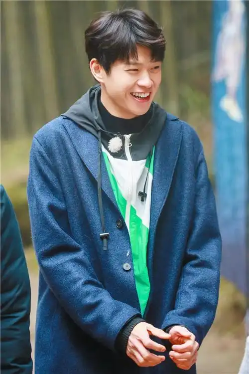 林允双马尾粉色外套超少女 魏大勋蓝色大衣长腿超吸睛