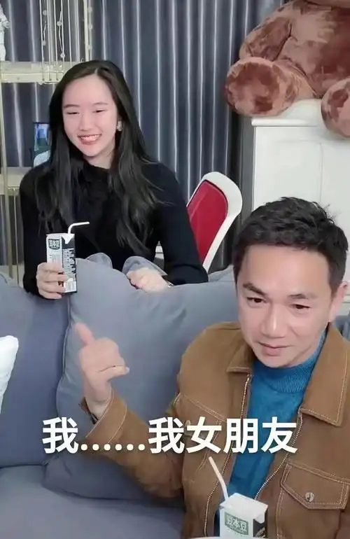 骆达华携妻女现身广西,老婆穿百元衣,学霸女儿身材窈窕似混血