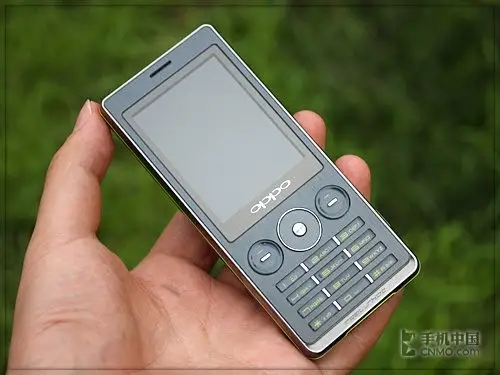 虽然是直板造型,缺乏变化,但oppo p51提供了坚固可靠的机身,按键操作