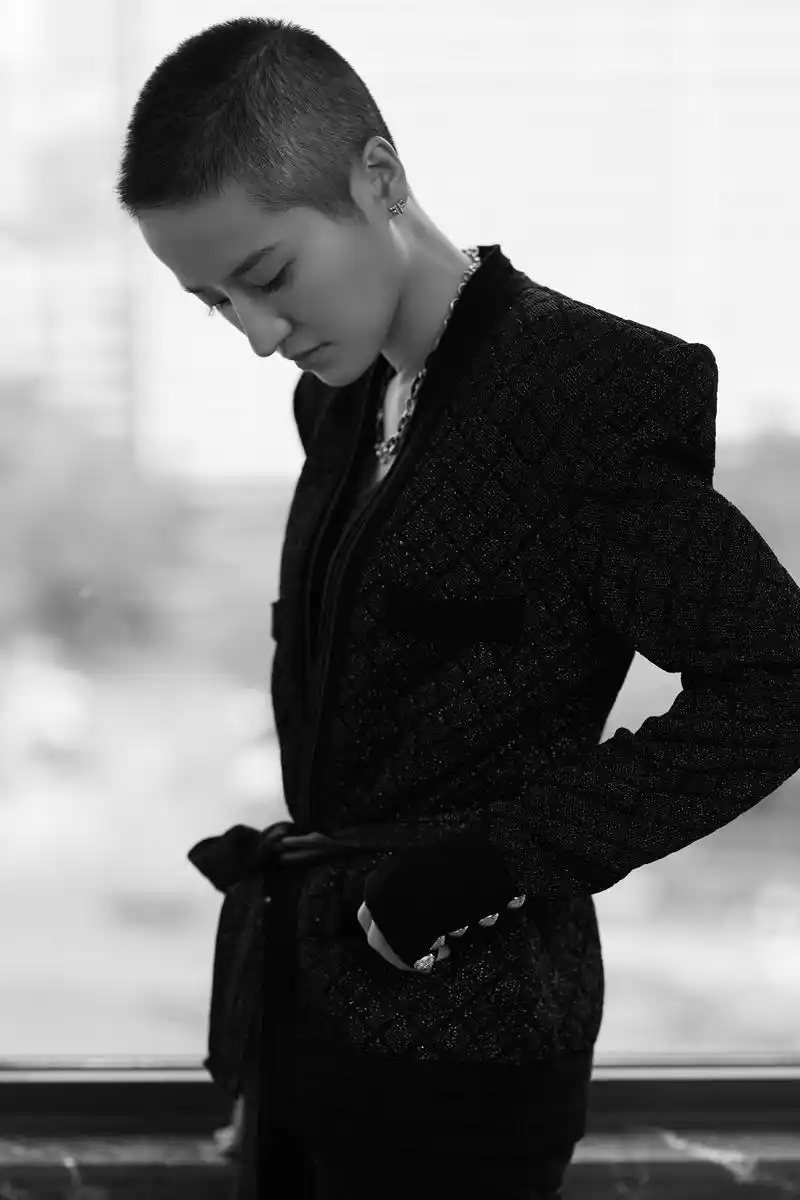 蒋一侨混纺垫肩西装造型出席粤港澳大湾区电影行业大会