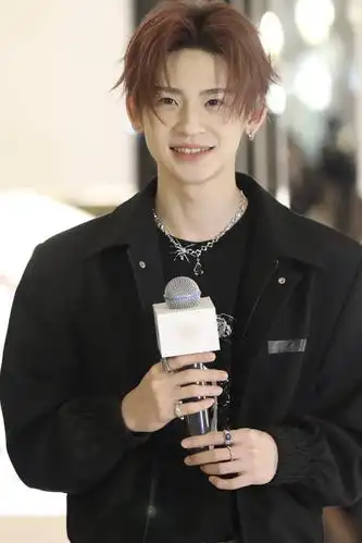 王琳凯一席黑衣潮装现身 对镜头露笑帅气迷人