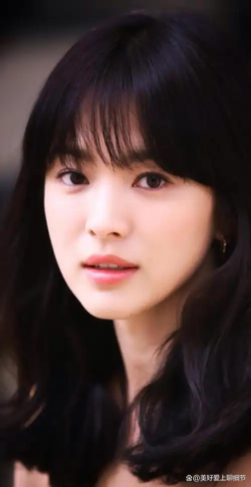 宋慧乔是备受喜爱的韩国女演员,凭借精湛的演技和出众的颜值赢得了