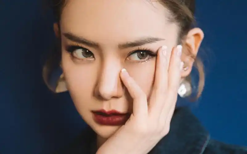 戚薇锅盖耳饰性感图片桌面壁纸