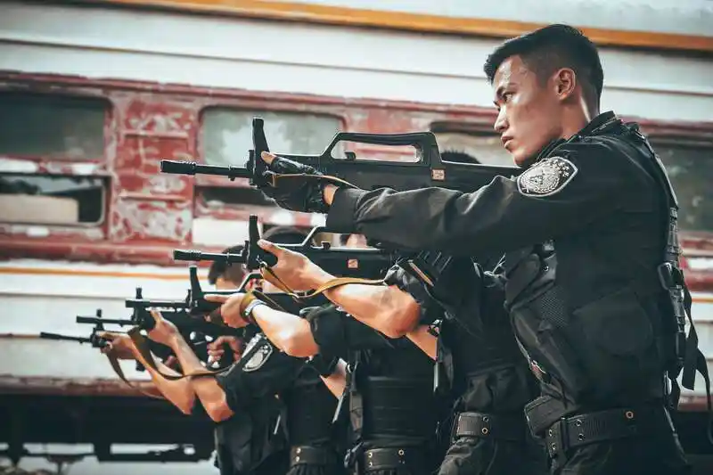 我们是藏蓝色的人民警察,是一起扛过枪,受过伤的兄弟.