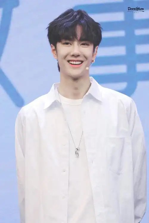 我也想问一问为什么会有笑起来这么好看的男孩子,王一博这小括弧笑