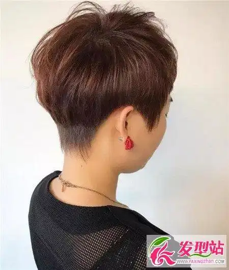 将脖子后的头发剃短,呈现出分明的对比即可.短发搭配设计,更是