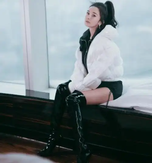 杨幂:过膝高跟长靴的时尚魅力杨幂作为女性一直是时尚界的焦点,她不仅