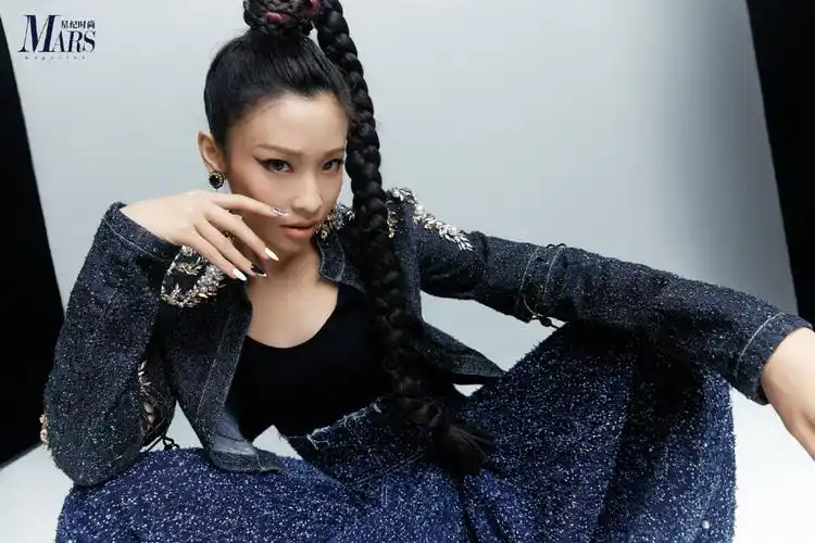 分享一组袁咏琳图片给大家,图中的明星图片壁纸会点缀你的电脑桌面