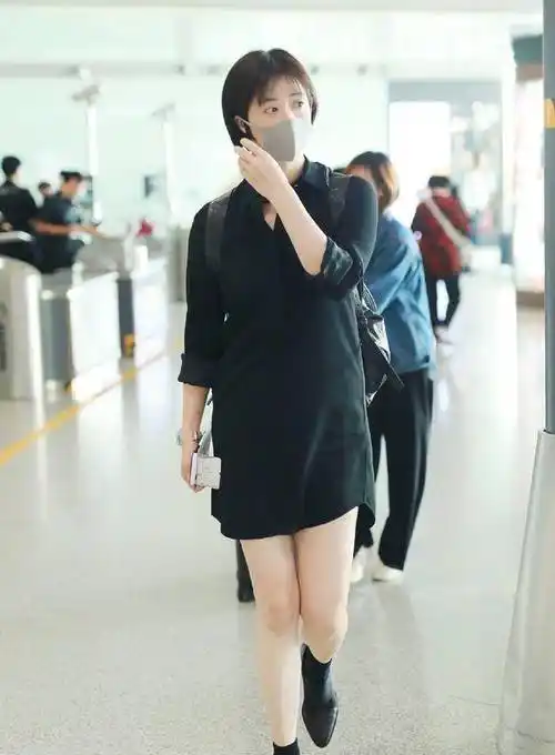 蒋欣真是"胖妞"穿衣楷模,蓝大衣配马丁靴,一点看不出140斤_黑色_深