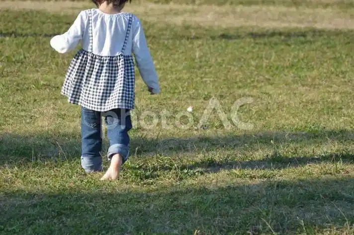 赤脚散步的好处 赤脚散步的好处是什么