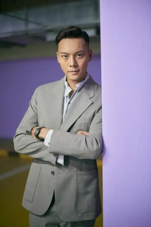 上游时尚|陈伟霆穿西装梳油头简约又帅气-上游新闻 汇聚向上的力量