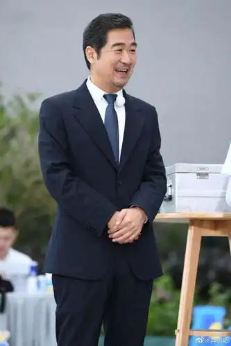 张国立已经64岁了,一身黑色西装录制《奔跑吧》,还是那么年轻!