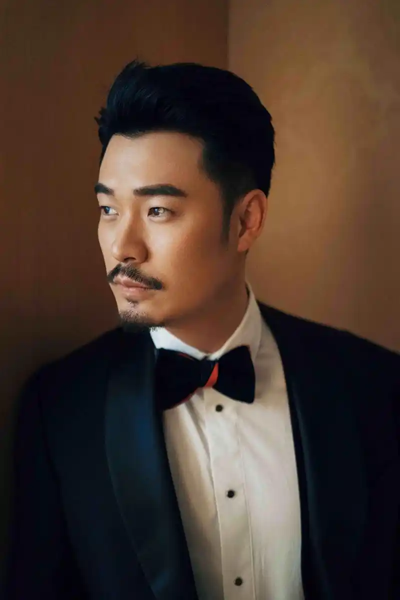 陈赫亮相中国电影华表奖 黑色西服成熟稳重