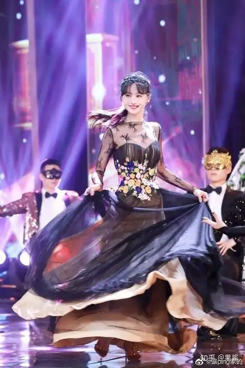 如何评价郑爽在小黑盒盛典穿晚礼服跳舞的热搜531