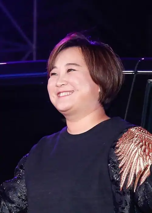 贾玲的真名曝光网友感叹不改名也能红透半边天