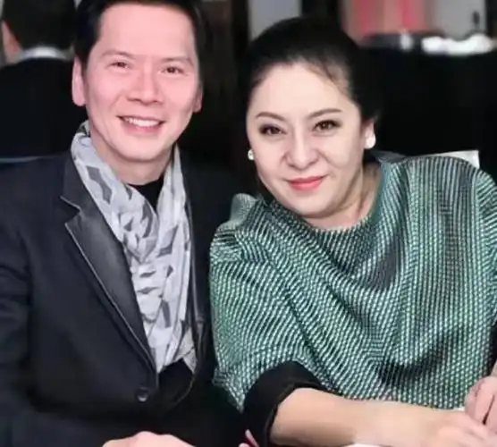 向华强有多爱陈岚?陈岚直播一个细节说明,74岁向华强全程陪伴