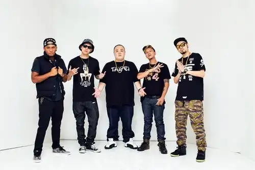 greeting;就连聚餐拍大合照,大家也纷纷拿出rapper(饶舌歌手)的架势