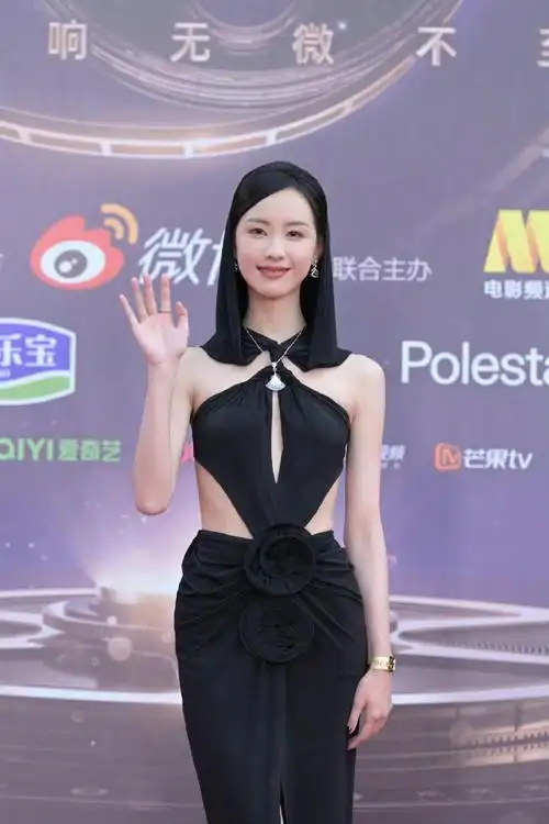 陈都灵连帽露腰黑裙