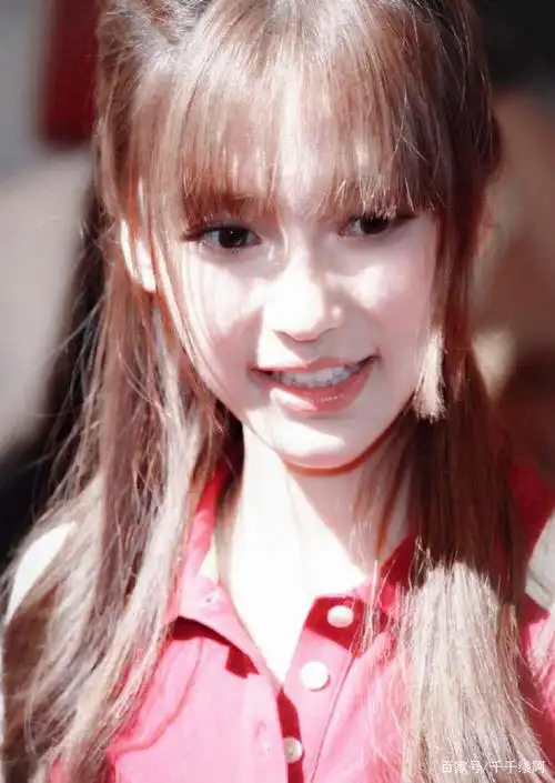 baby模特时期旧照曝光,脸颊圆圆婴儿肥,棕色眼瞳混血十足