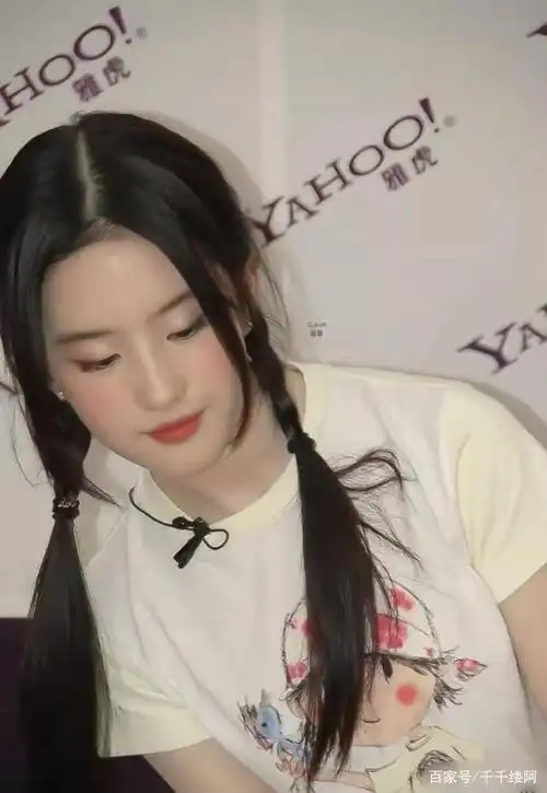 刘亦菲18岁旧照曝光,扎麻花辫着卡通短t粉嫩可爱,这谁受得了