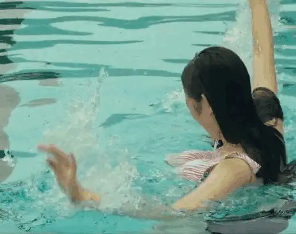 了,电影里就直接出现过陈乔恩身穿粉色比基尼在公共游泳池游戏的场景