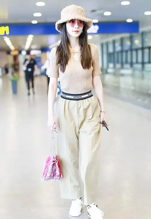 angelababy杨颖秋天穿搭好减龄卡其色造型走机场像个小女生