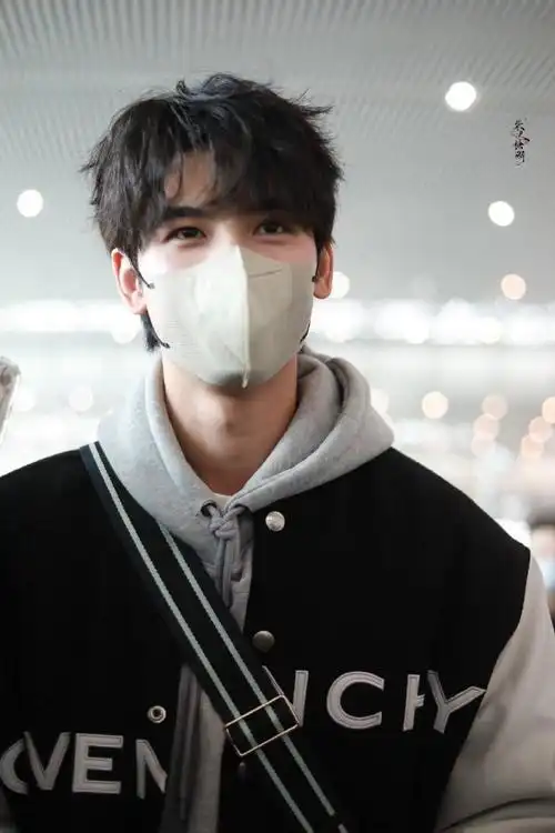 黄俊捷机场生图