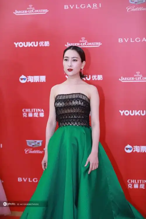 第21届上海国际电影节闭幕红毯马苏墨绿色拼接抹胸礼服亮相