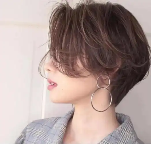 刘海优先采用中分比,纵向拉长视觉效果对于圆脸的人来说,经典的中分比