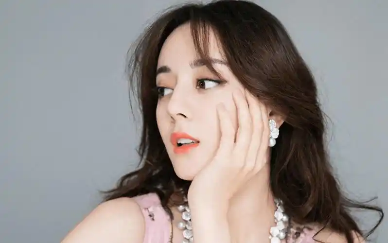 新疆美女如云,佟丽娅脱颖而出,离婚后更耀眼