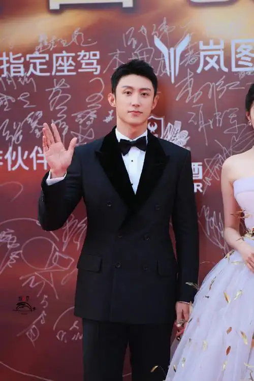 黄景瑜关晓彤红毯同框##华表奖红毯