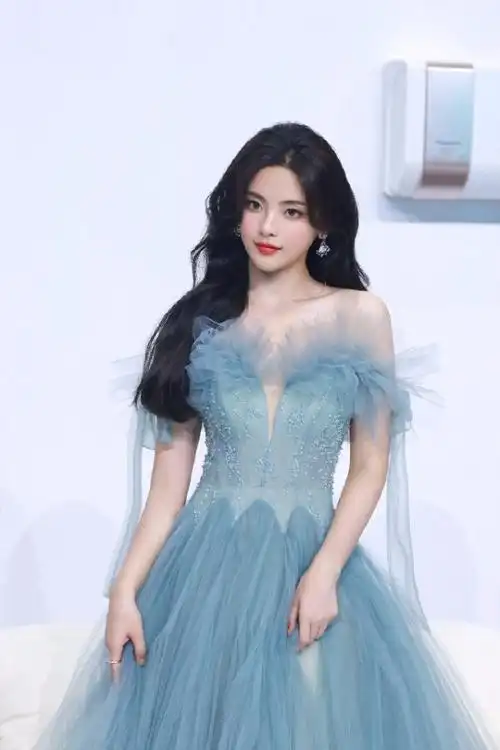 杨超越穿水蓝纱裙精致典雅秀发飘逸气质佳