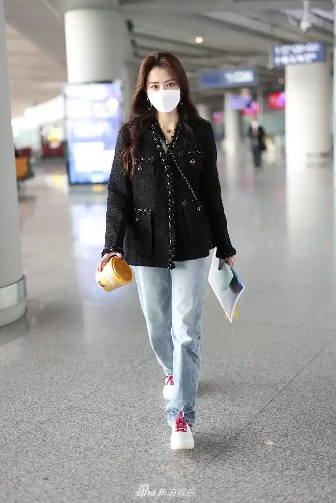 17 14:06:28 1 / 4 新浪娱乐讯 2021年3月17日,北京,徐璐现身机场.
