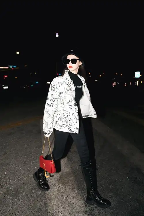 戚薇 机场街拍八