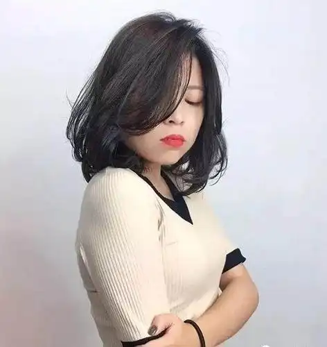 似卷非卷,自然时尚,短中发设计这样的纹理卷发型才好看