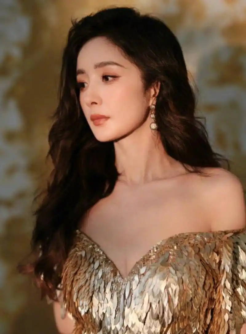 杨幂鎏金羽翼花朵刺绣礼服 闪耀魔都  杨幂最近在魔都闪耀登场,身着