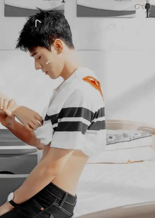 龚俊的身材太让人上头了!_腹肌_健身_锻炼