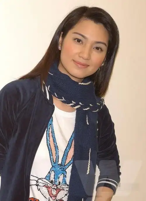 原创48岁洪欣有多撩人?当看到生活照后,网友:张丹峰眼光真好